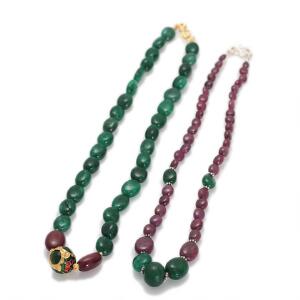 To smaragd- og rubinhalskæder, én med lås af sterlingsølv, begge prydet med perler af cabochonslebne smaragder og rubiner. L. ca. 40 og 42 cm. 2