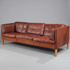 Børge Mogensen Fritstående tre-personers sofa, sider, ryg og løse hynder med rød-brunt skind, ben af egetræ. Model 2443. L. 220.