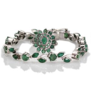 Smaragdsmykkesæt af sterlingsølv, bestående af armbånd og ring, begge prydet med talrige ovale og runde facetslebne smaragder.