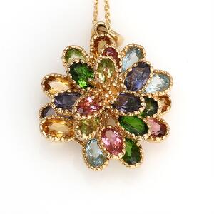 Vedhæng af 14 kt. guld prydet med facetslebne pink og grønne turmaliner, ioliter, peridoter, citriner og topas. Kæde af 14 kt. guld mefølger. L. ca. 45 cm. 2