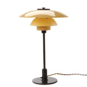 Poul Henningsen PH-3,52,5. Bordlampe med stel af bruneret messing, skærme af gulmalet matglas. Overskærm størrelse O-3.