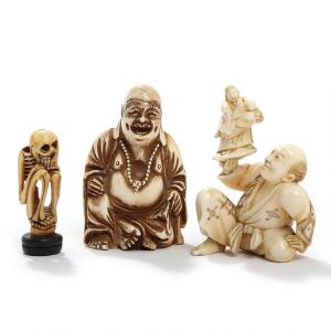 Den leende Buddha, skelet og mand bærende miniature kvinde og barn. Tre kinesiske figurer af udskåret elfenben. Ca. 1910. H. 5-7. 3