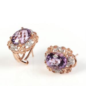 Et par ametyst- og diamantørestikker af 14 kt. pink guld prydet med facetslebet ametyst omkranset af brillantslebne diamanter. Ca. 1995. 2