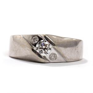 Diamantring af hvidguld, prydet med tre brillantslebne diamanter på i alt ca. 0,38 ct. Vægt 5,9 gr. Str. 56,5.