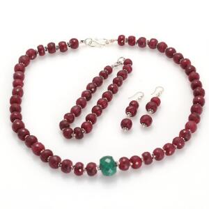 Rubinsmykkesæt bestående af halskæde med lås af sterlingsølv, prydet med perler af facetslebne rubiner og smaragd, og rubinarmbånd og -ørestikker.