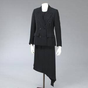 Ivan Grundal Nålestribet sæt, bestående af jakke, bukser, nederdel og top i str. 38 og kjole i str. 40. 5