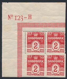 1913. Bølgelinie. 2 øre, rød, tp. I. Øvre MARGINAL 4-BLOK, hvoraf de to nedre mærker er UTAKKEDE. Sjæden blok.