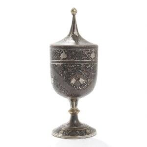 Russisk pokal af støbt metal, rigt dekoreret med ornamentik. Antageligt Tula. Ca. 1900. H. 19.