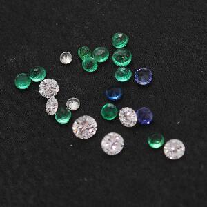 Samling uindfattede brillantslebne diamanter på ialt ca. 0.38 ct., samt talrige facetslebne smaragder og safirer.