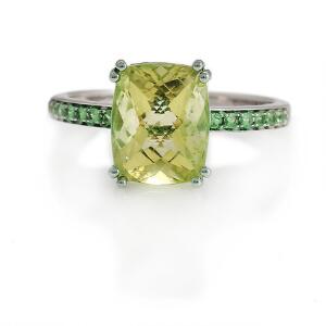 Citrin- og peridotring af 14 kt. hvidguld prydet med facetslebet citrin flankeret af facetslebne peridoter. Str. 56.