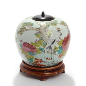 Kinesisk bojan af porcelæn, dekoreret med trane i landskab og skrifttegn, på base af udskåret træ. Sign. 19. årh. H. ekskl. base 21.