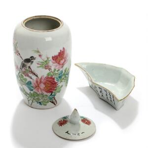 Kinesisk lågkrukke samt asiet af porcelæn, dekorerede i farver og guld med fugle på gren, blomster og skrifttegn. 19. årh. H. 25 og 5. 2