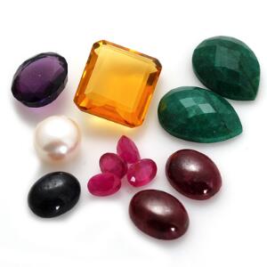 Samling af uindfattede facet- og cabochonslebne smykkesten samt perle, bestående af seks rubiner, to smaragder, en citrin, en safir, en ametyst og en perle.