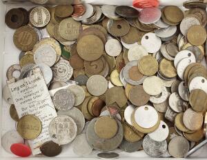 Samling af spillemønter, transportpoletter, parkeringspoletter og gasmønter med mere, i alt flere hundrede stk.