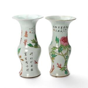 Et par næsten identiske kinesiske vaser af porcelæn, Gu form dekorerede i farver med blomster, fugle og skrifttegn. 20. årh. 2