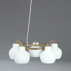 Vilhelm Lauritzen Christiansborg. Ringkrone med stel af messing, forsynet med fem blus monterede med skærme af opalglas. Udført hos Louis Poulsen. Diam. 68.