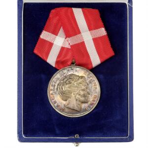 Margrethe II, Fortjentstegn i sølv med bånd og original æske, LS 2-073 366