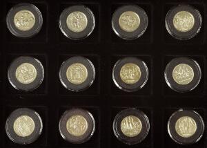 Medailler H. C. Andersen, Au, 8 stk samt Danmarks historie, Au, 4 stk., samlet 12 stk. Au 7501000 a 4,8 g i kasse fra Mønthuset Danmark