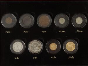 Danmarks første kroner og øre typer inkl. 10 kr 1890, H 9A, 20 kr 1873, H 8A, i alt 9 stk., i kasse fra Mønthuset Danmark