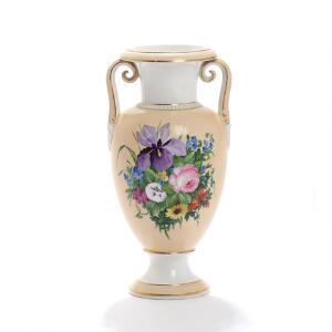 Prydvase af porcelæn, Kgl. P., dekoreret i farver og guld med brogede blomster. Ca. 1880. H. 26.