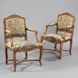 Et par armstole af bøgetræ, prydet med skæringer, broderet betræk. Rococoform. Ca. 1900. 2
