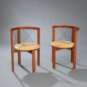 Niels J. Haugesen String Chair. Et par stole med stel af kirsebær. Rygge udspændt med sort nylonsnor. 2