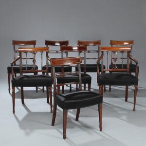 Sæt på otte engelske stole af mahogny, heraf et par armstole. Betræk af sort hestehår og sort stof. Regency stil, 20. årh. 8.
