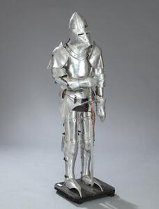 Ridderrustning af poleret metal, komplet med sværd, hjelm og fodstykke af træ. Fremstillet til dekorationsbrug. 20. årh. H. 170.