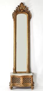 Spejl og tilhørende konsol af forgyldt træ med plade af hvid marmor. 19. årh.s slutning. Spejl H. 230. B. 63. Konsol H. 45. B. 82. D. 37.