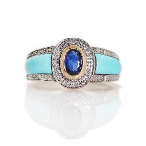 Safir- og turkisring af 10 kt. guld- og hvidguld prydet med facetslebet safir, cabochonslebet turkis og brillantslebne diamanter. Str. 54.