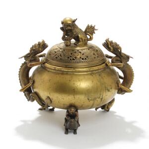 Kinesisk røgelseskar af bronze, siderne prydet med drager, gennembrudt låg med siddende Fo-hund. 19.-20. årh. Stemplet. H. 34. Diam. 36.