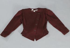 Emanuel Ungaro jakke af vinrød uld. L. ca. 50 cm. Ca. str. 36. Ca. 1980.