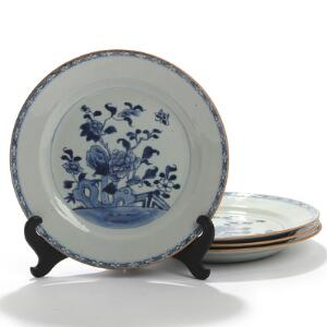 Fire orientalske tallerkener af porcelæn dekoreret med blomster og grene i blåt. 19. årh. Diam. 22,5. 4