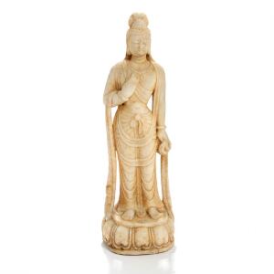 Guanyin. Gudinde stående på lotustrone. Figur af udhugget marmor. 20. årh. H. 38.