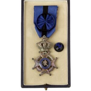 Belgien, Leopold II Ordenen, officerskors i sølv, bånd med roset, i original æske med knaphulsroset