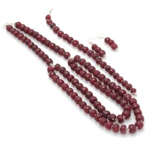 Rubinsmykkesæt bestående af halskæde, armbånd og ørestikker prydet med perler af facetslebne rubiner. L. ca. 48 og 19,5 cm. 4