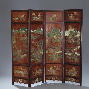 Firfløjet kinesisk skærm af mørkfarvet træ, med dekorationer i form af landskaber og blomster. 20. årh. Monteret med øskner til ophængning. H. 182. L. 50200.