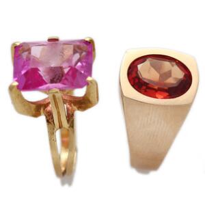 To ringe af 8 kt guld prydet med henholdsvis orange og pink facetslebet sten. Str. 50 og 56,5. 2