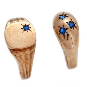 To ringe af 8 kt. guld prydet med facetslebne blå sten. Str. 59 og 55. 2