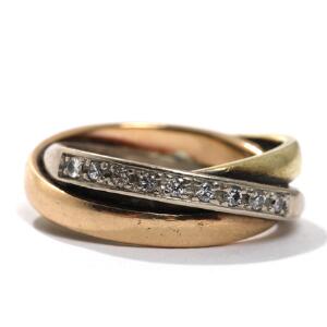Tredelt diamantring af 14 kt. guld, rødguld og hvidguld, prydet med talrige enkeltslebne diamanter på i alt ca. 0,18 ct. Str. 55.