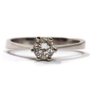 Solitaire-diamantring af 14 kt. hvidguld, prydet med brillantsleben diamant på ca. 0,55 ct. Vægt 3,1 gr. Str. 57.
