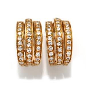Et par diamantøreclips af 18 kt. guld hver prydet med brillantslebne diamanter. 1,8 cm. 2