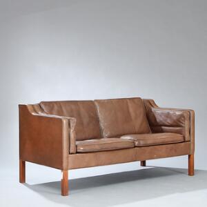 Børge Mogensen Fritstående to-pers. sofa opsat på ben af valnød. Sider, ryg samt løse hynder betrukket med brunt skind. Model 2212.