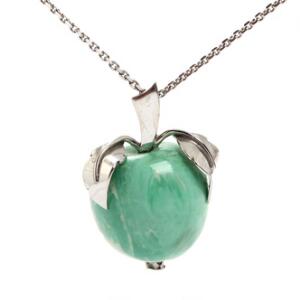 Amazonithalskæde af 14 kt. hvidguld med æblevedhæng af amazonit. Vægt 12,8 gr. Vedhæng L. 3. Kæde L. 41.