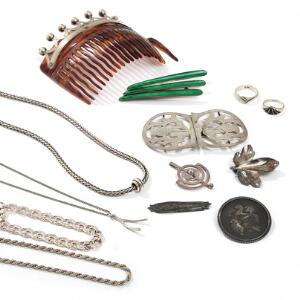 En samling smykker af sølv og sterlingsølv, bestående af Georg Jensen broche, to brocher, vedhæng, halskæde, bæltespænde, to ringe. 13