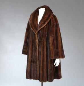 Pelsfrakke af brun mink, svinger model. Str. 42-44. L. ca. 100 cm.