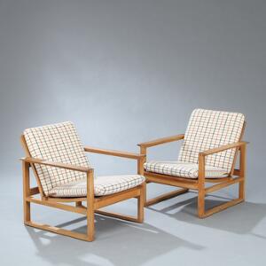 Børge Mogensen Et par lænestole med medestel af patineret eg. Løse hynder i sæde og ryg betrukket med ternet uld. 2