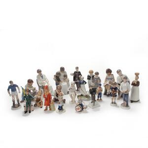 Samling figurer af porcelæn bestående af bl.a. Hamlet, Gåsepige, Mor og Barn. Dahl Jensen, Royal Copenhagen mm. H. 10-22 cm. 21
