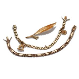 Smykkesæt af 14 kt. guld bestående af to armbånd og en broche. L. 19,5, 20 og 7,3 cm. Vægt ialt 36 gr.3