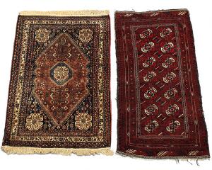 Persisk Abadeh tæppe, prydet med geometrisk gentagelsesmønster og afghansk Bochara tæppe. 20. årh. 155 x 104 og 173 x 87. 2